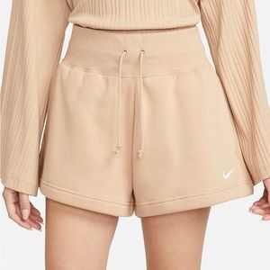 Nike Sportswear Phoenix Fleece
Women's High-Waisted Shorts